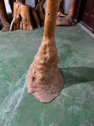 Lámpara artesanal de madera tratada