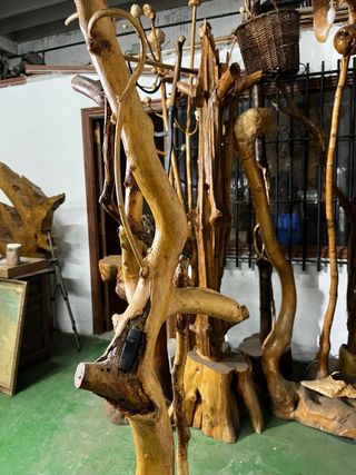 Lámpara artesanal de madera tratada