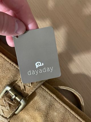 Bolso de piel marrón y beige