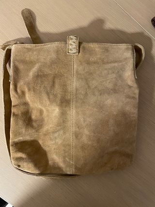 Bolso de piel marrón y beige