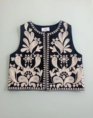 Chaleco JM bordado negro y beige