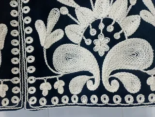 Chaleco JM bordado negro y beige