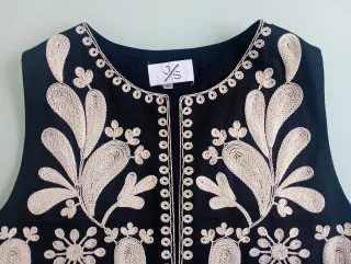Chaleco JM bordado negro y beige
