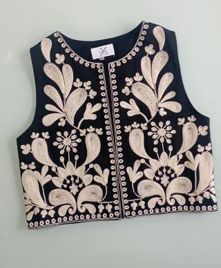 Chaleco JM bordado negro y beige