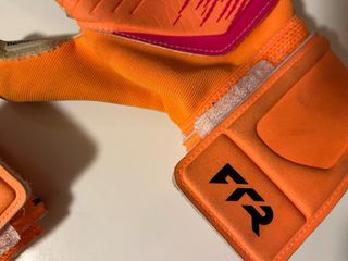 Guantes de portero Puma naranja y rosa