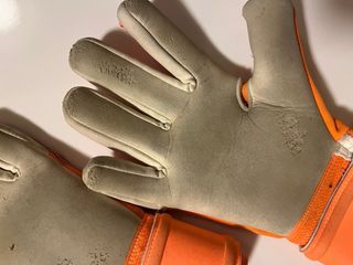 Guantes de portero Puma naranja y rosa