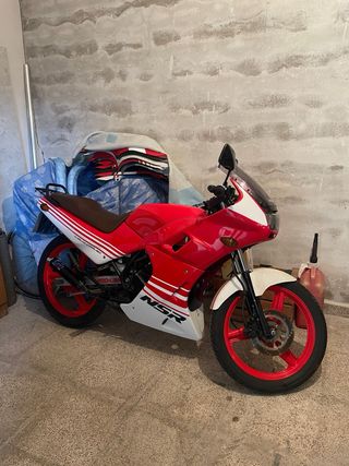 Moto Deportiva Roja y Blanca f2