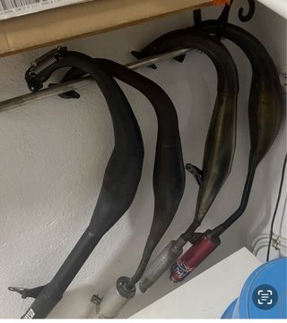 Moto Deportiva Roja y Blanca f2