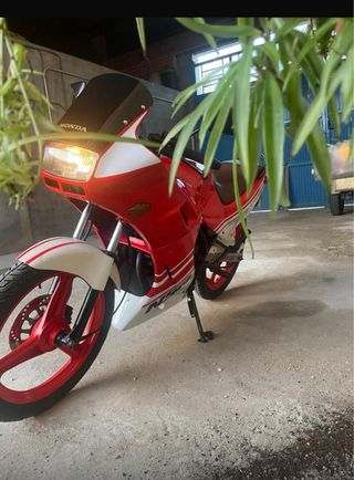 Moto Deportiva Roja y Blanca f2