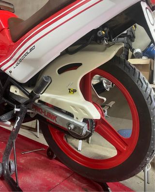 Moto Deportiva Roja y Blanca f2