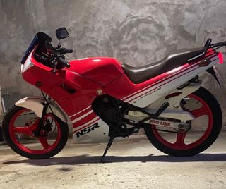 Moto Deportiva Roja y Blanca f2