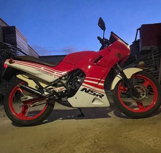 Moto Deportiva Roja y Blanca f2