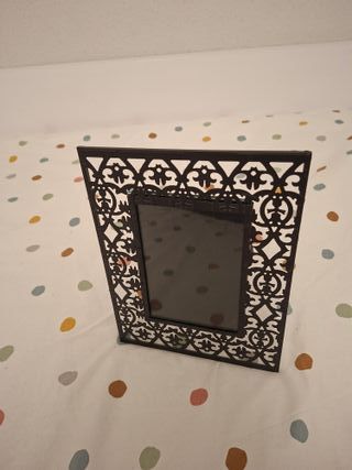 Marco de fotos negro metal decorado