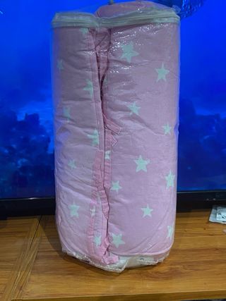 Protege Cuna rosa con estrellas blancas