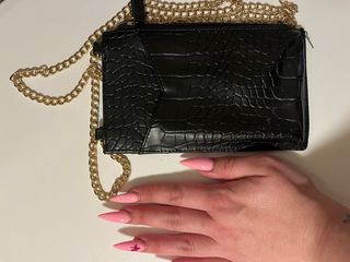 Bolso pequeño negro con cadena dorada