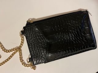 Bolso pequeño negro con cadena dorada