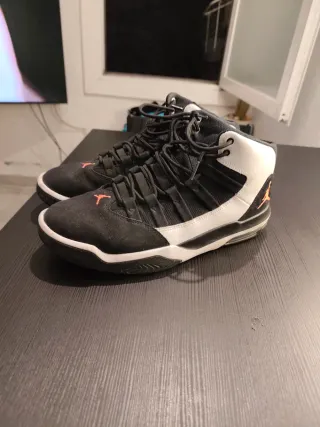 Zapatos Jordan Negros y Blancos