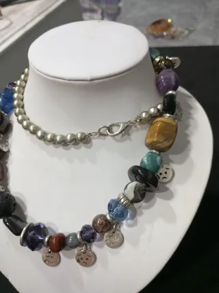 Collar mujer multicolor con dijes