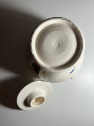 Jarrón de cerámica con flores