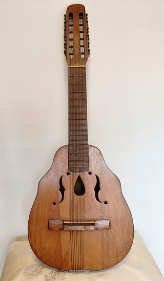 Bandurria antigua de madera