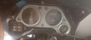 Aprilia 600 sportbike negra y granate