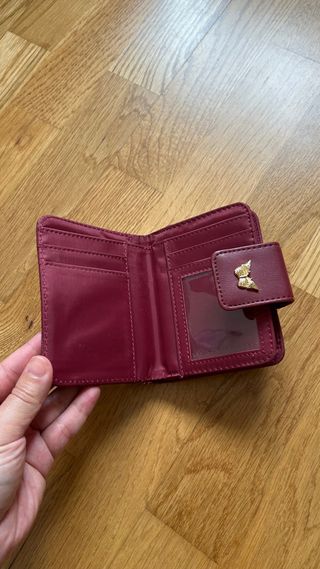 Monedero granate con mariposa dorada