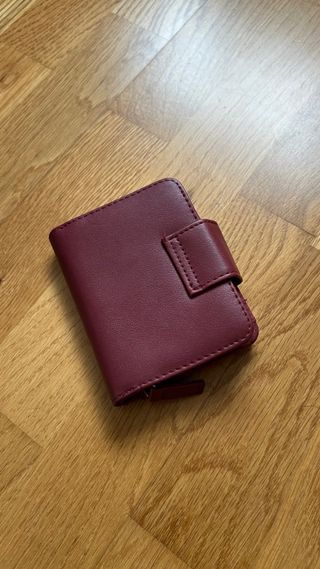 Monedero granate con mariposa dorada