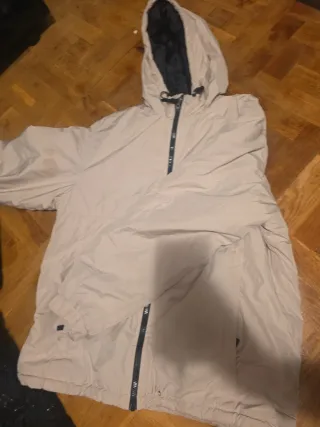 Chaqueta Beige y Negra con Capucha