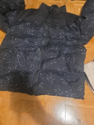 Chaqueta negra con estampado de estrellas