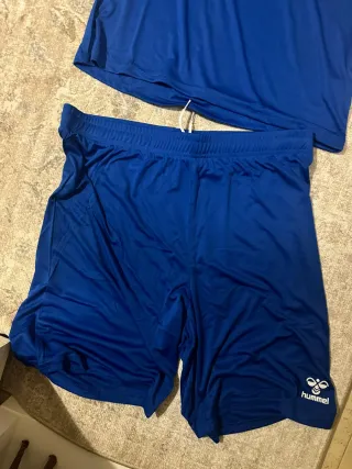 Conjunto Hummel azul camiseta y pantalón corto