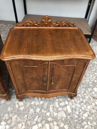 Mesita de noche antigua de madera