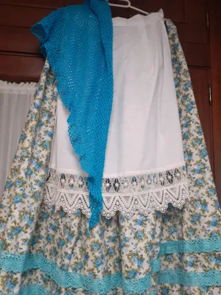 Delantal de huertana blanco con encaje