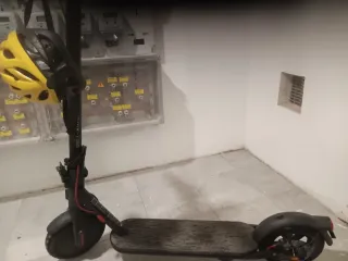 Patinete Eléctrico con Casco Amarillo