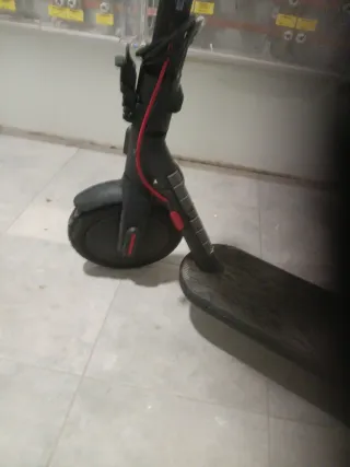 Patinete Eléctrico con Casco Amarillo