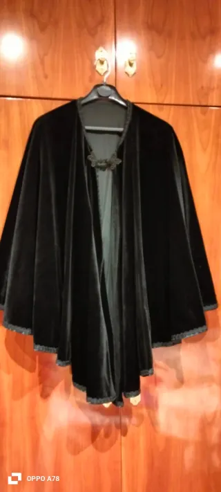 Capa de terciopelo negra