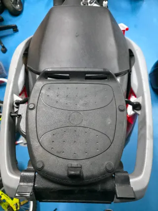 Maleta y soporte Peugeot Satelis original