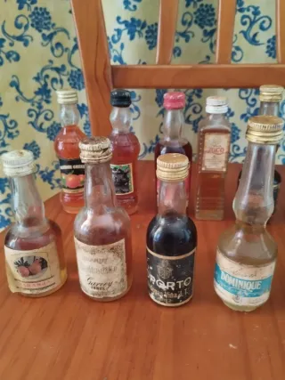 Collezione di Mini Bottiglie Antiche