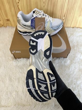 Asics Gel Kayano 14 Talla 43.5 Plata/Blanco