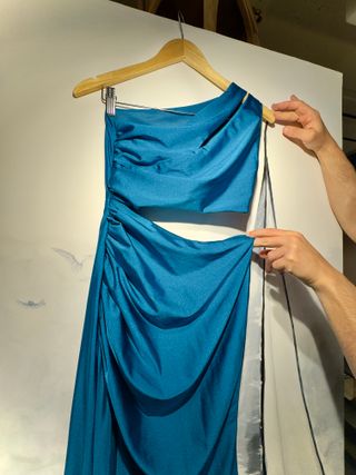 Vestido largo azul petróleo elegante con abertura