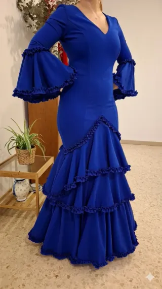 Traje de flamenca azul con volantes.