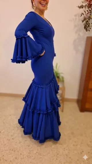 Traje de flamenca azul con volantes.