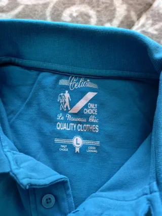 Polo Celio azul con detalles blancos