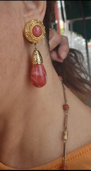 Pendientes coral y oro clip