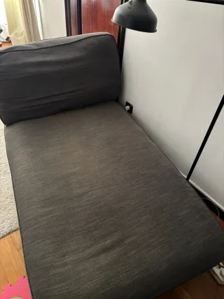 Divano Ikea 3 posti grigio con cuscini gialli