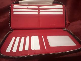 Cartera Desigual Negra con detalles rojos