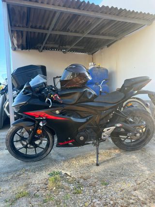 Suzuki GSXR125 Negra y Roja