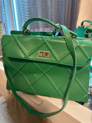 Bolso verde acolchado con asa