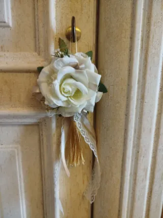 Nappina decorativa con rosa bianca