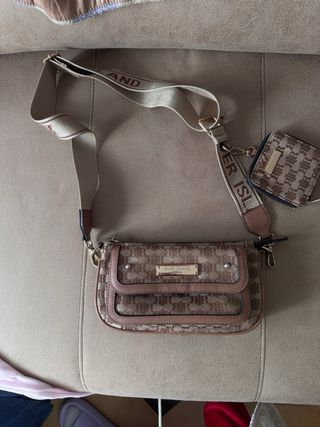 Bolso negro con cierre metálico