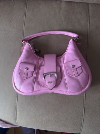 Bolso negro con cierre metálico